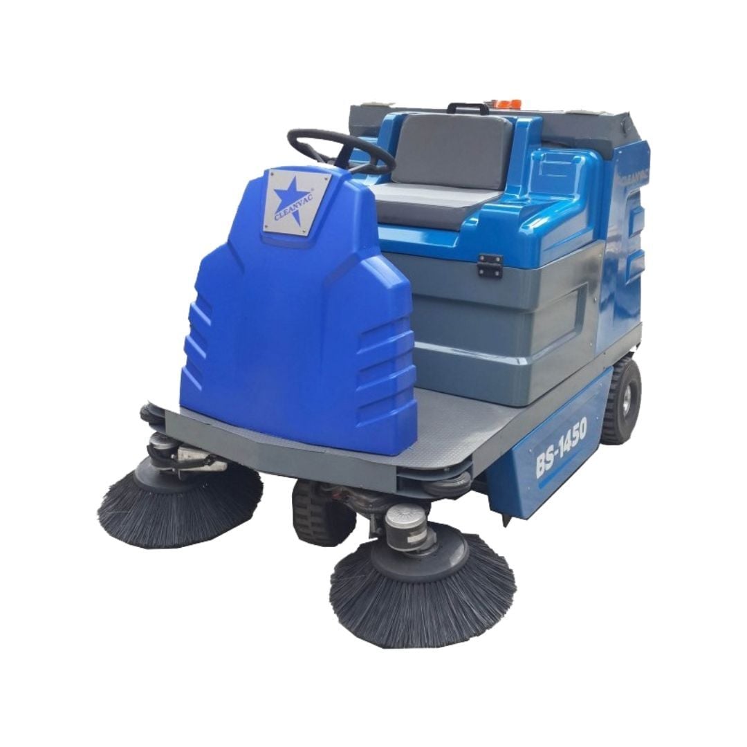 CLEANVAC BS 1450 Akülü ve Binicili Süpürme Aracı – Büyük Alanlarda Sessiz Güç